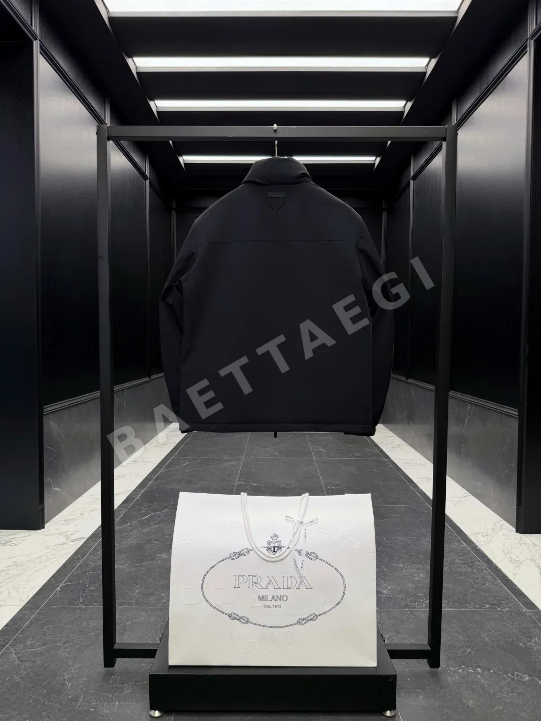 프라다 그래핀 안감 방수 스탠드카라 남성 패딩 상세 이미지 9