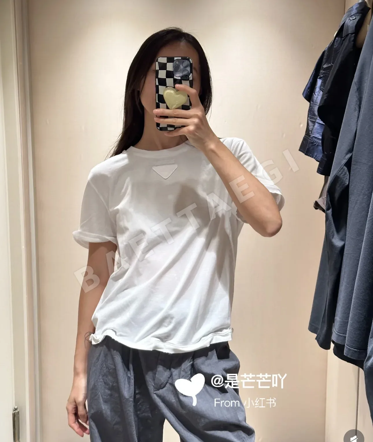 프라다 레터 로고 3D 엠보싱 반팔 티셔츠 상세 이미지 2