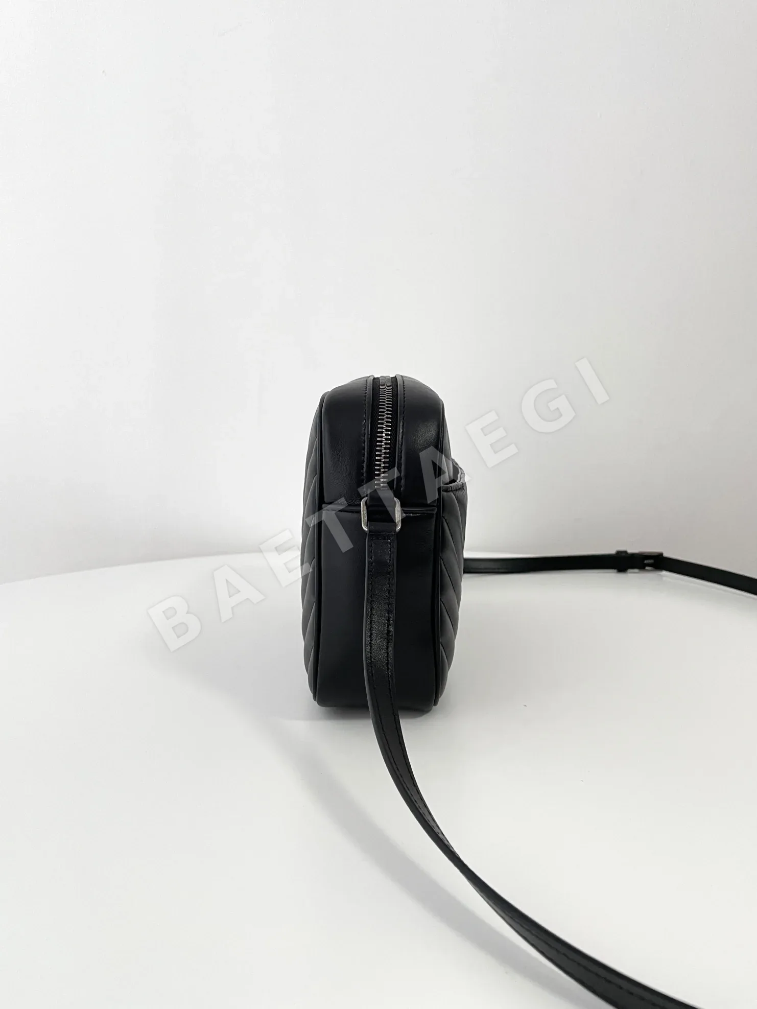 생로랑 모노그램 앤틱 실버 블랙 카메라백 상세 이미지 4