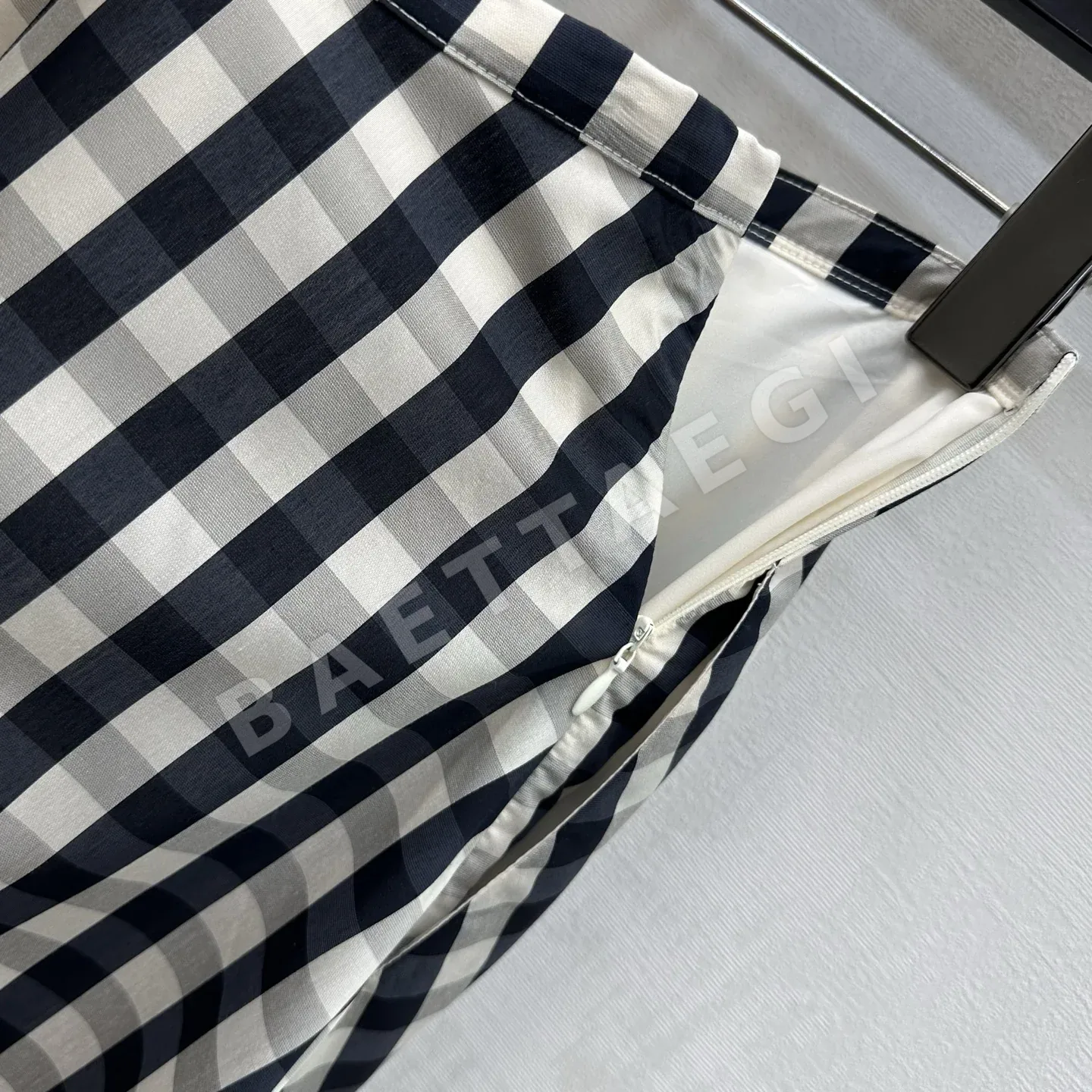디올 체크 패턴 플리츠 미디 스커트 상세 이미지 8