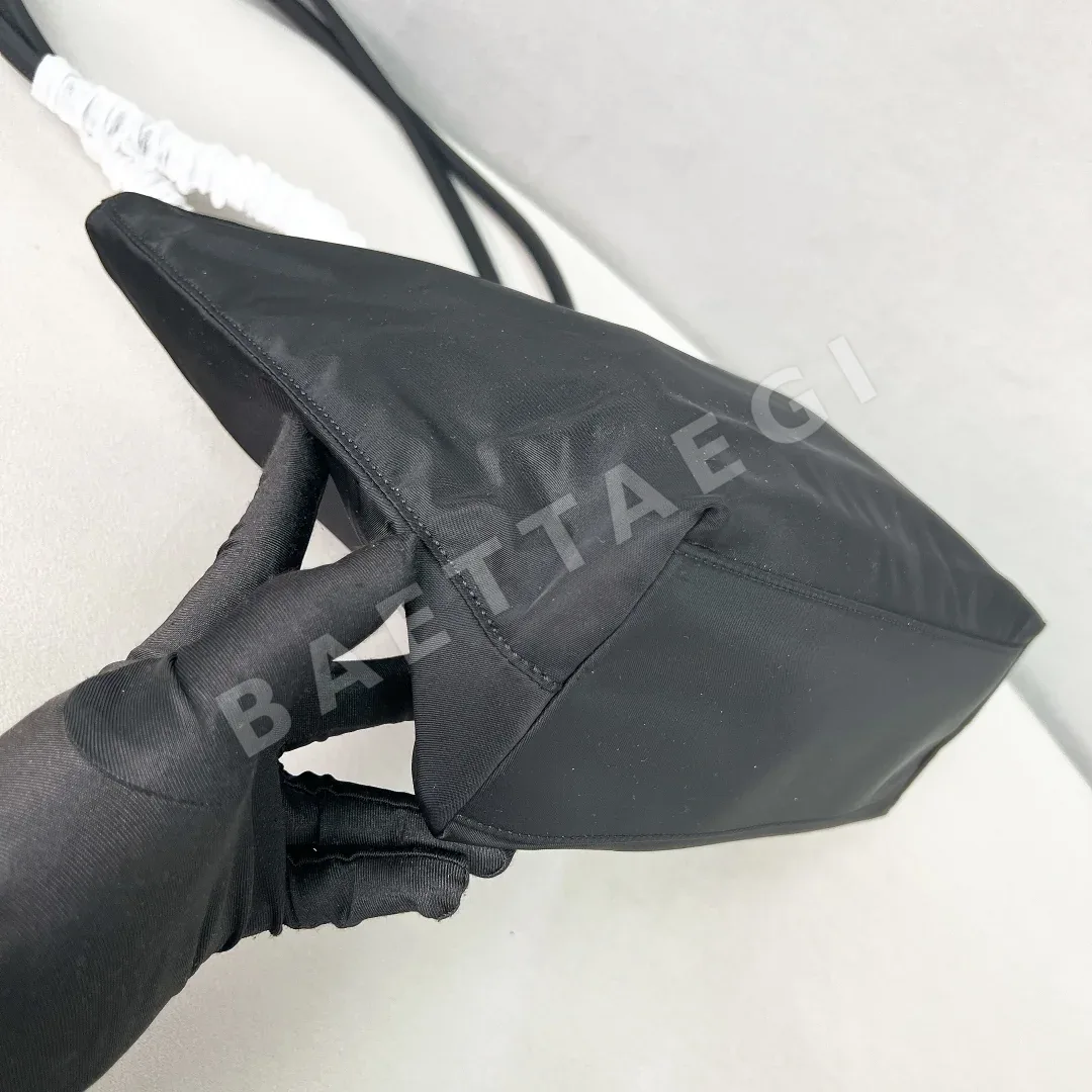 프라다 나일론 롱 핸들 토트백 상세 이미지 7