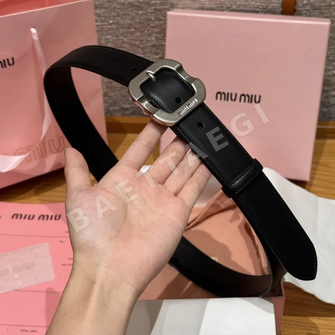 미우미우 각인 메탈 로고 스퀘어 버클 카프스킨 벨트 상세 이미지 5