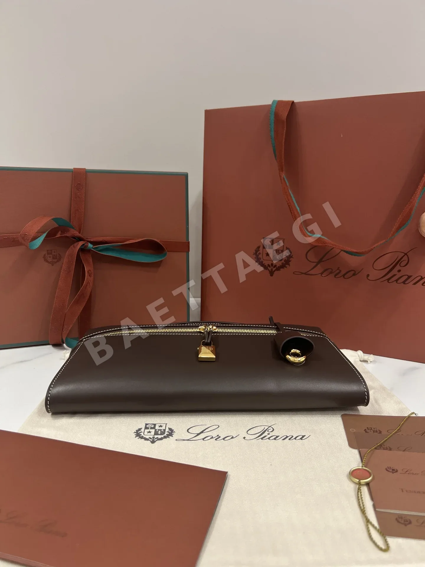 로로피아나 엑스트라 클러치 가죽 가방 상세 이미지 4