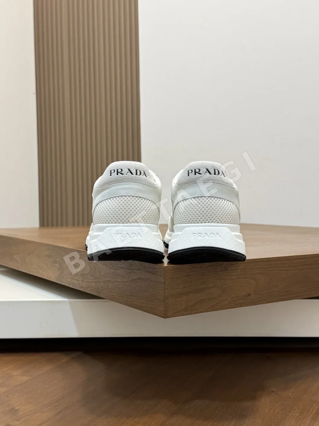 프라다 스웨이드 소가죽 스니커즈 상세 이미지 8