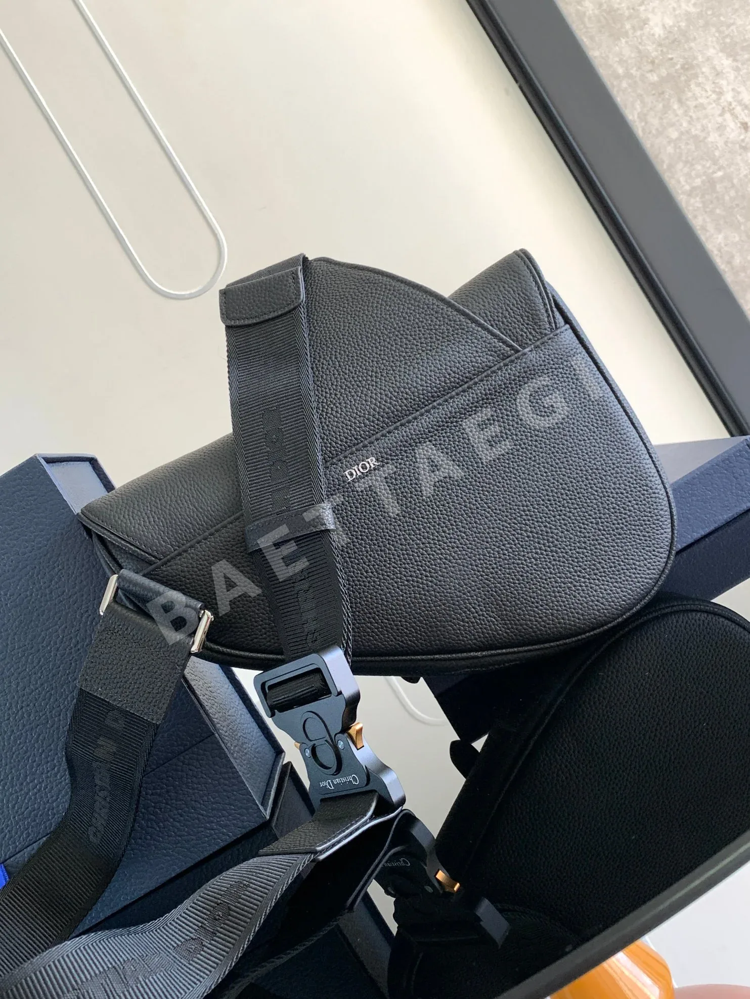 디올 새들 블랙 그레인 카프스킨 가방 상세 이미지 3