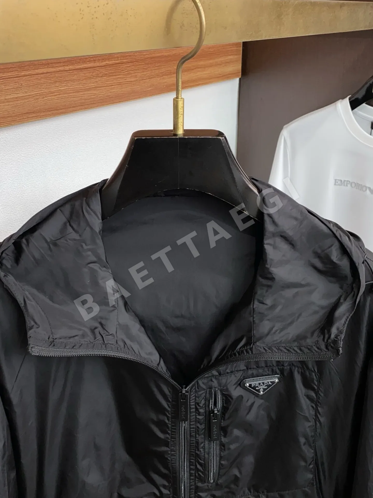 프라다 슬림핏 남성 캐주얼 후드 재킷 P375 상세 이미지 3