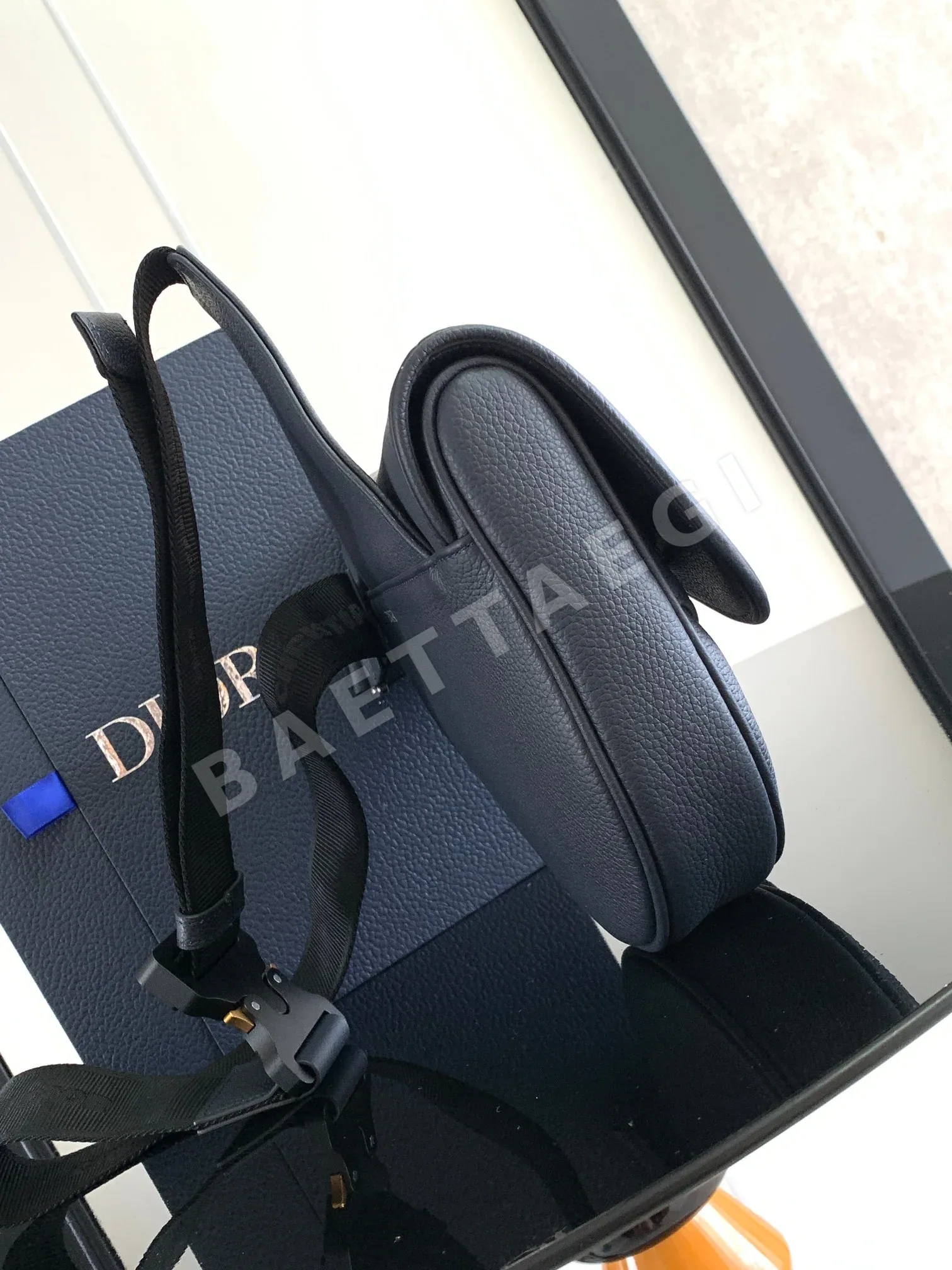 디올 새들 블랙 그레인 카프스킨 가방 상세 이미지 2
