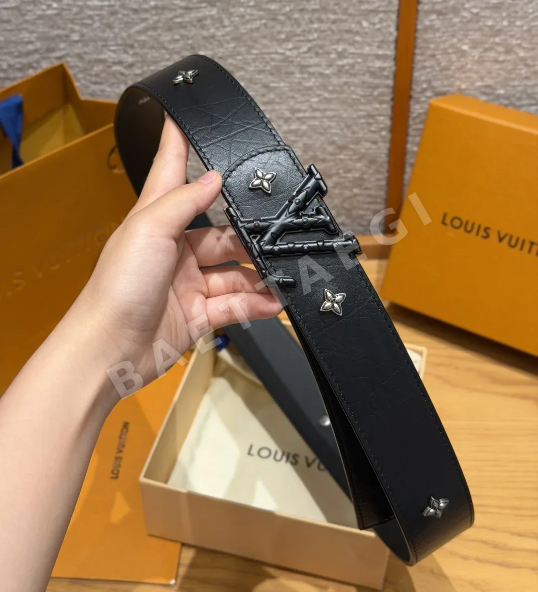 루이비통 LV 이니셜 40mm 트리옹 가죽 벨트 상세 이미지 8