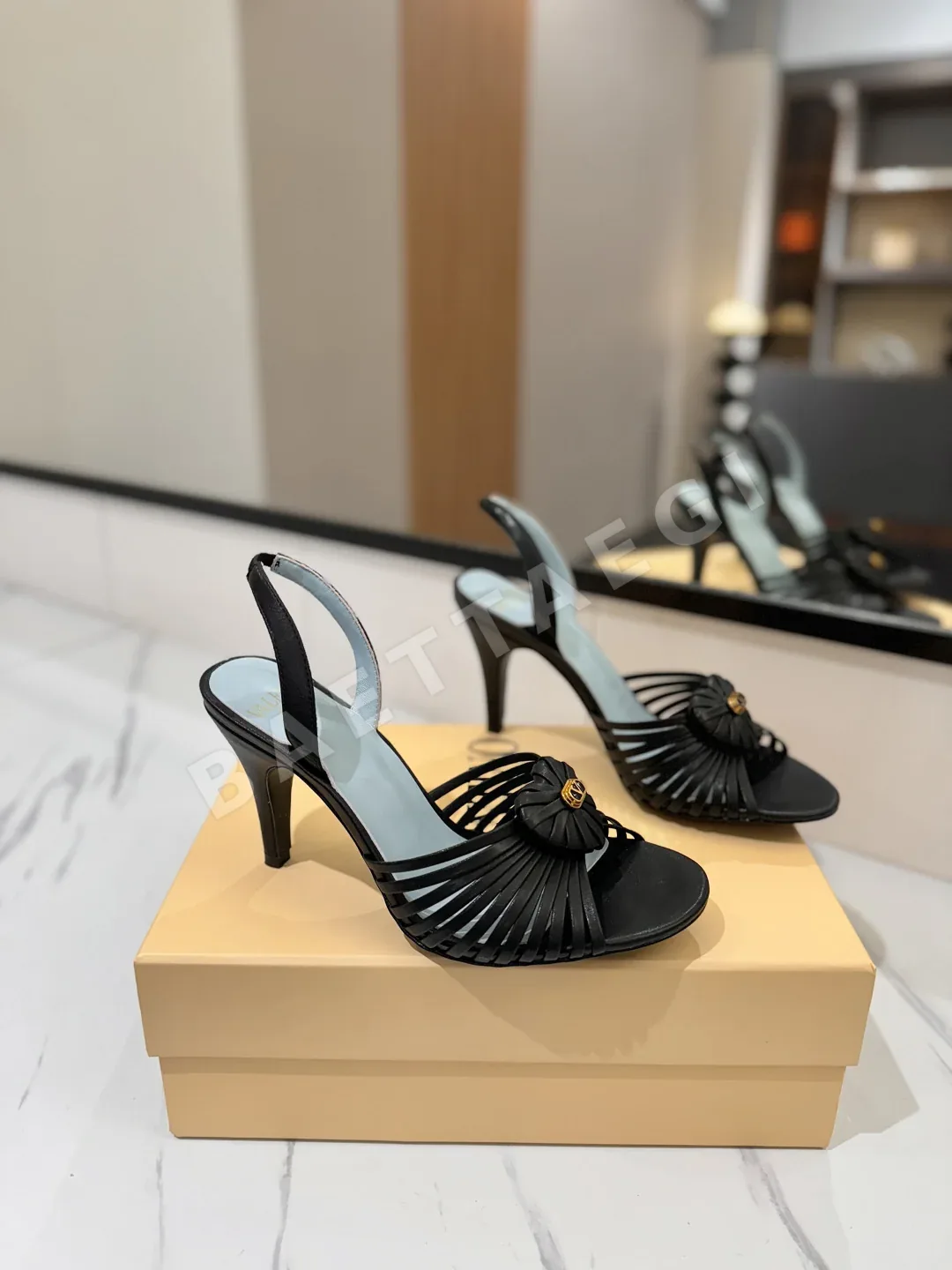 발렌티노 V 버클 하트 장식 샌들 134653