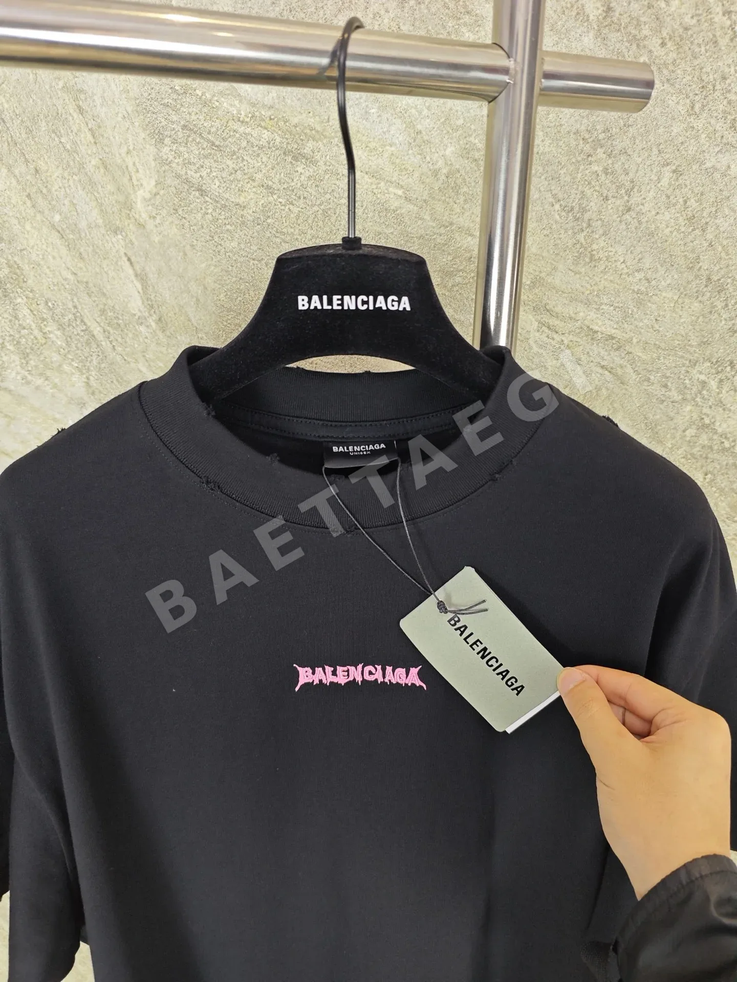 발렌시아가 핑크 자수 남성 반팔 티셔츠 상세 이미지 3