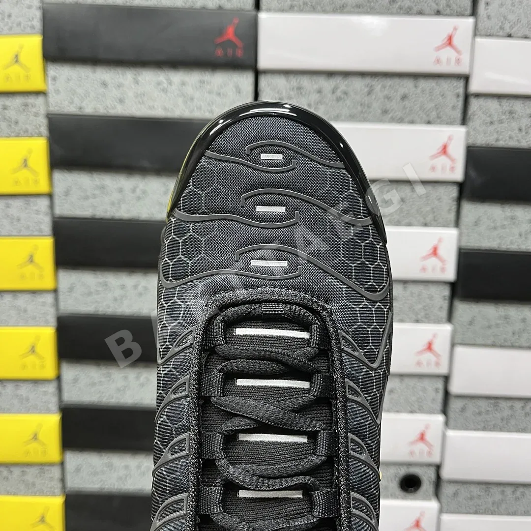 나이키 [DF] 에어 맥스 플러스 IQ0287-010 201548 Nike Air Max Plus Black Honey 상세 이미지 2
