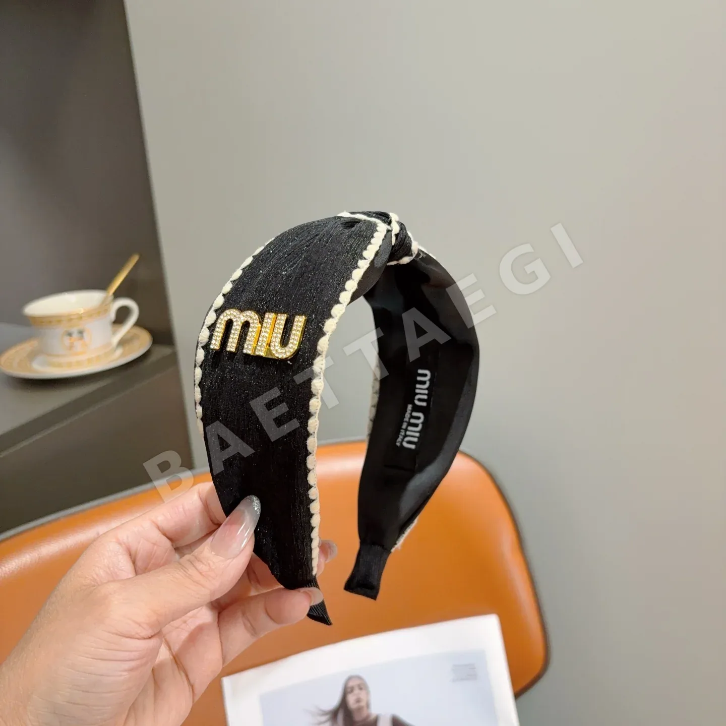 미우미우 와이드 헤어밴드 상세 이미지 3