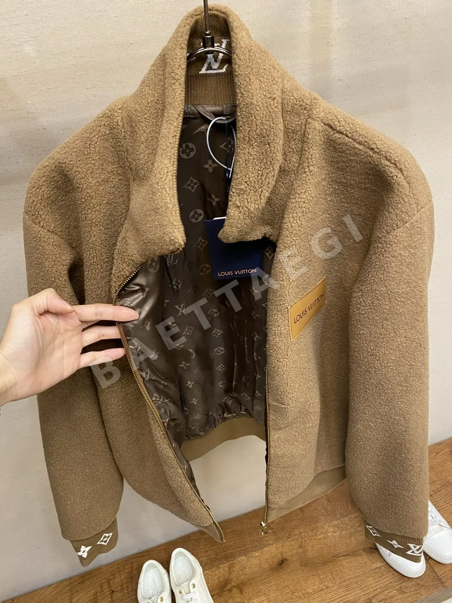 루이비통 스탠드 카라 자카드 로고 플리스 자켓 상세 이미지 10