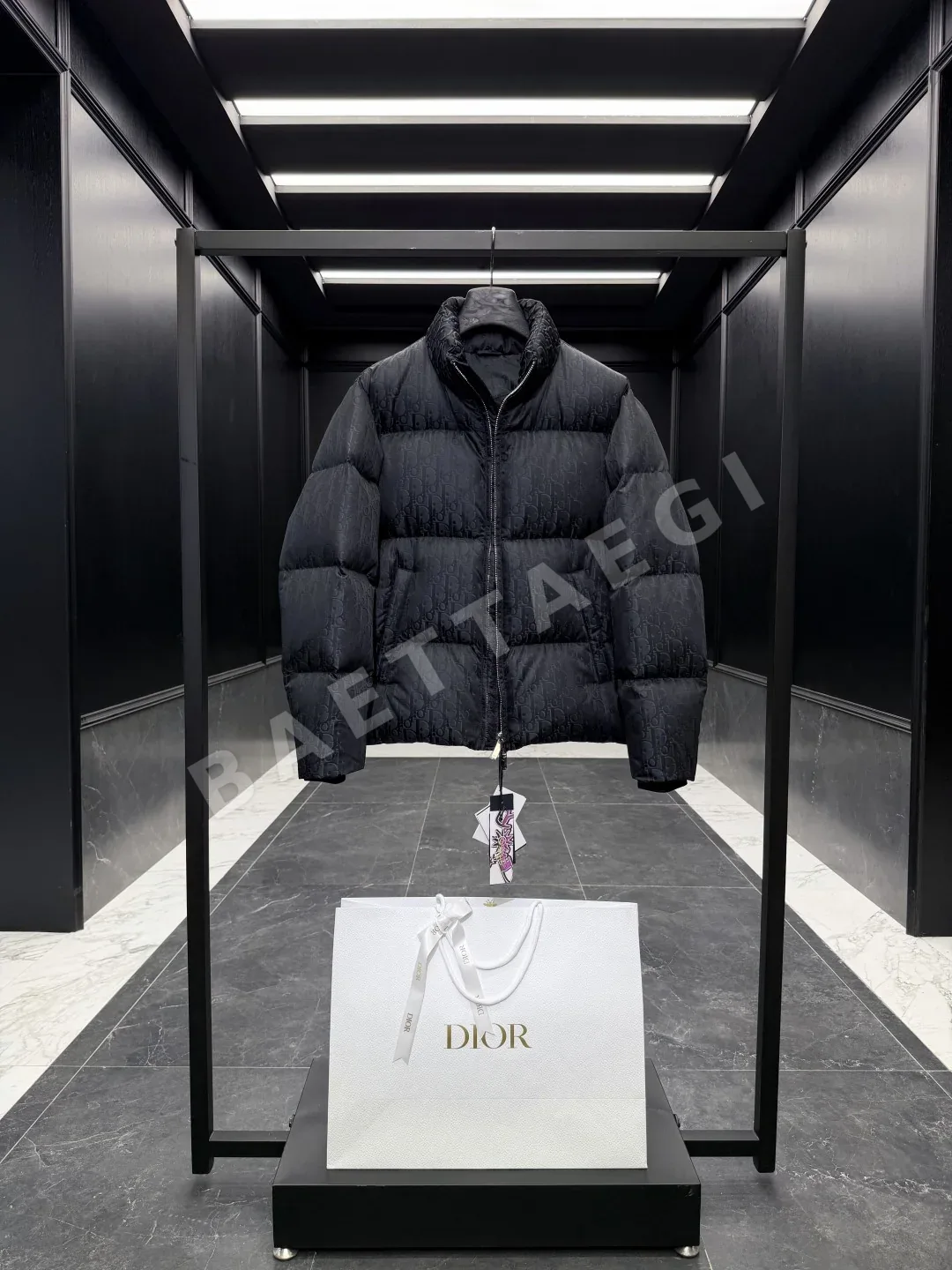 디올 오블리크 프린트 스탠드 카라 퀼팅 다운 패딩 재킷 상세 이미지 3
