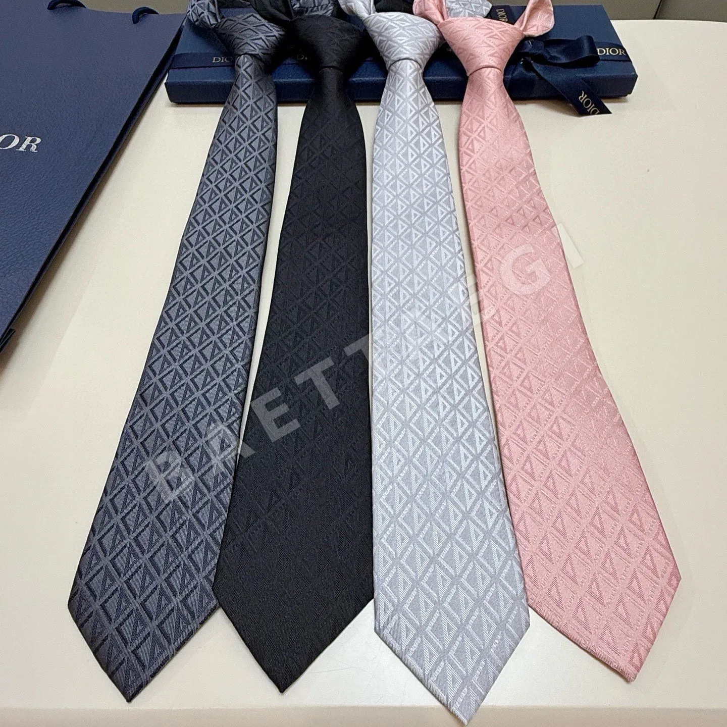 디올 CD 다이아몬드 패턴 실크 넥타이 상세 이미지 13