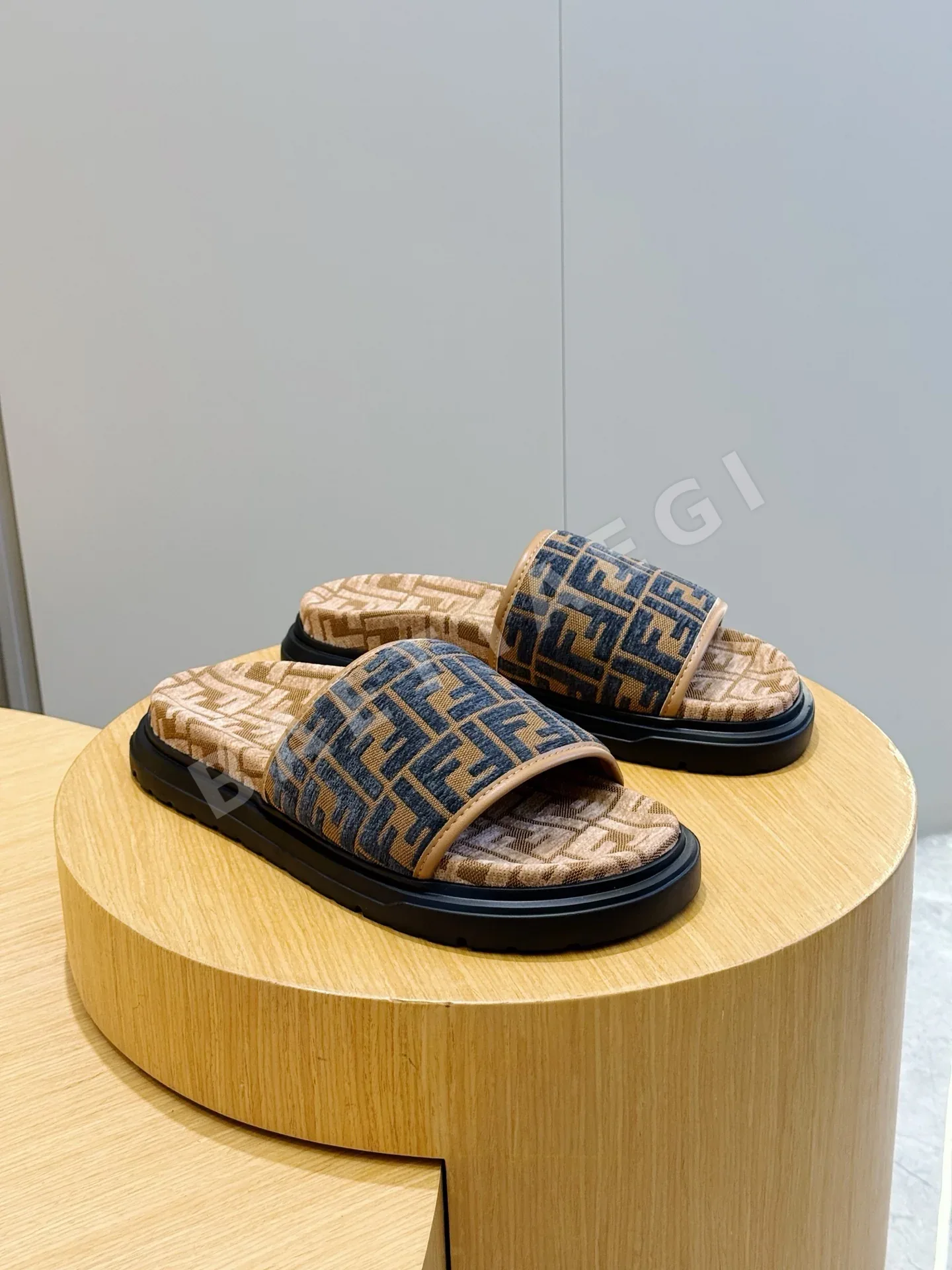 펜디 남성 비치 컬러 블록 러버 샌들 상세 이미지 3