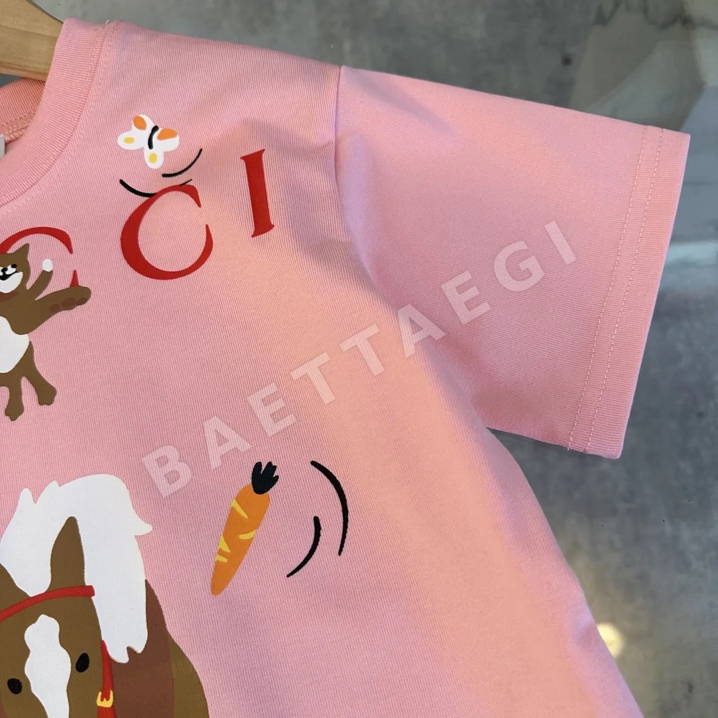구찌 GUCCI* *Qi 2026 早春子供服 新作 半袖 新年プリント 発泡Tシャツ、オリジナル品質、230g ヘビーウェ 상세 이미지 3