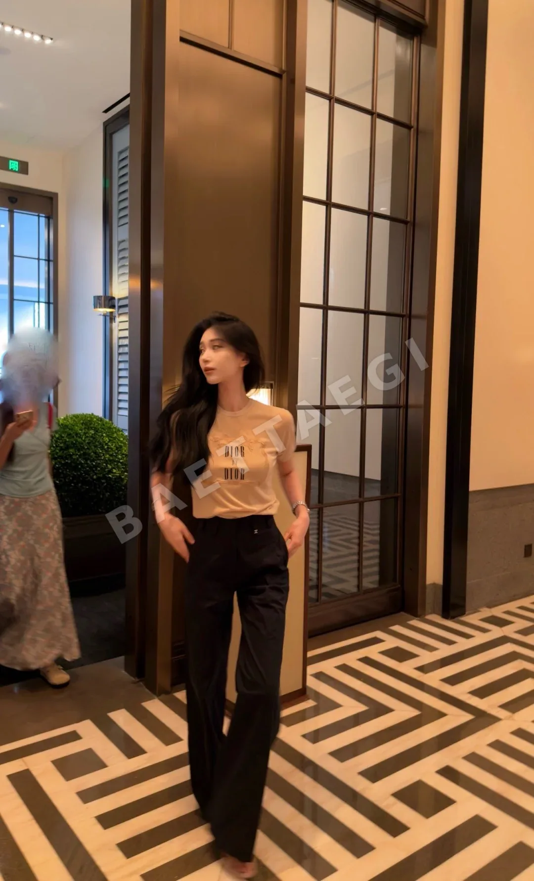 디올 누드 핑크 자수 크루넥 반팔 니트탑 상세 이미지 7