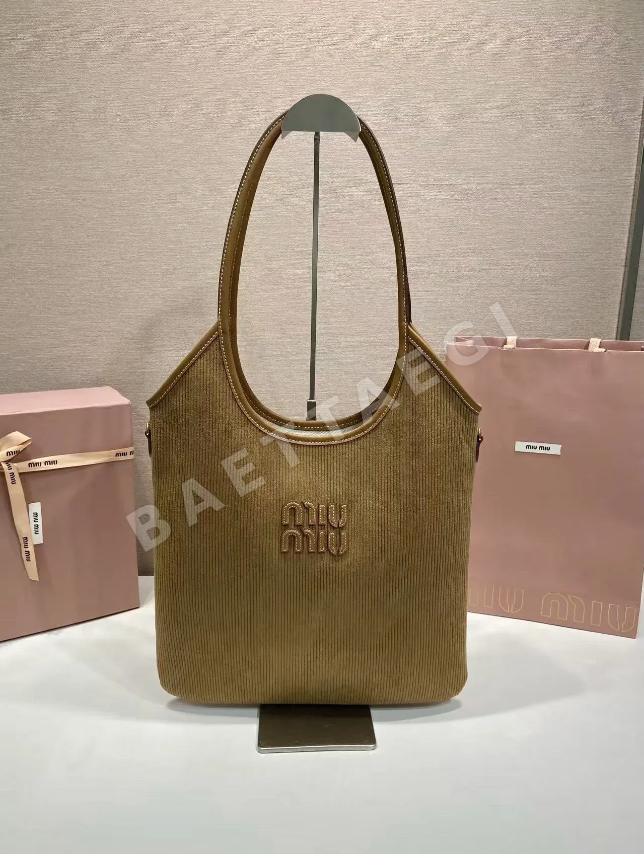 미우미우 코듀로이 토트백 5BG231 68579
