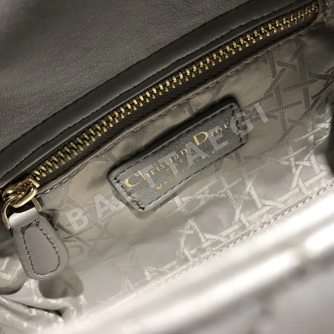 디올 레이디 클래식 램스킨 3 포켓 숄더백 상세 이미지 9
