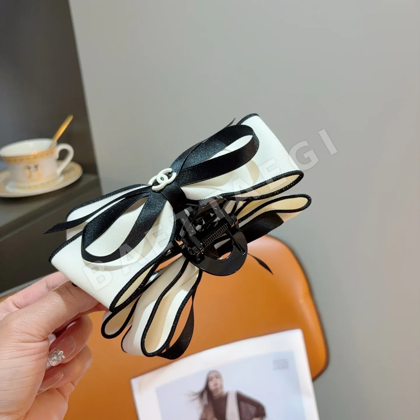 샤넬 클래식 로고 헤어클립 상세 이미지 5