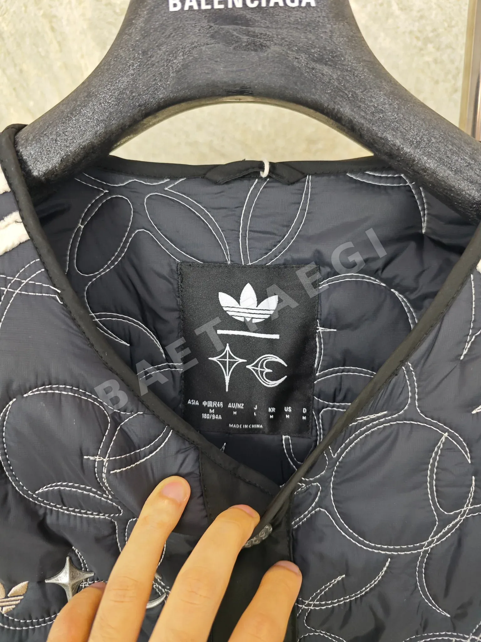 아디다스 x 떠그 클럽 패디드 자켓 블랙 실버 메탈릭 상세 이미지 4