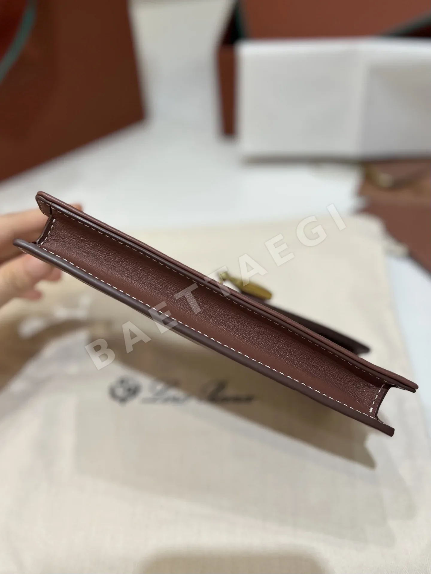 로로피아나 카프스킨 플랩 클러치 숄더백 상세 이미지 4
