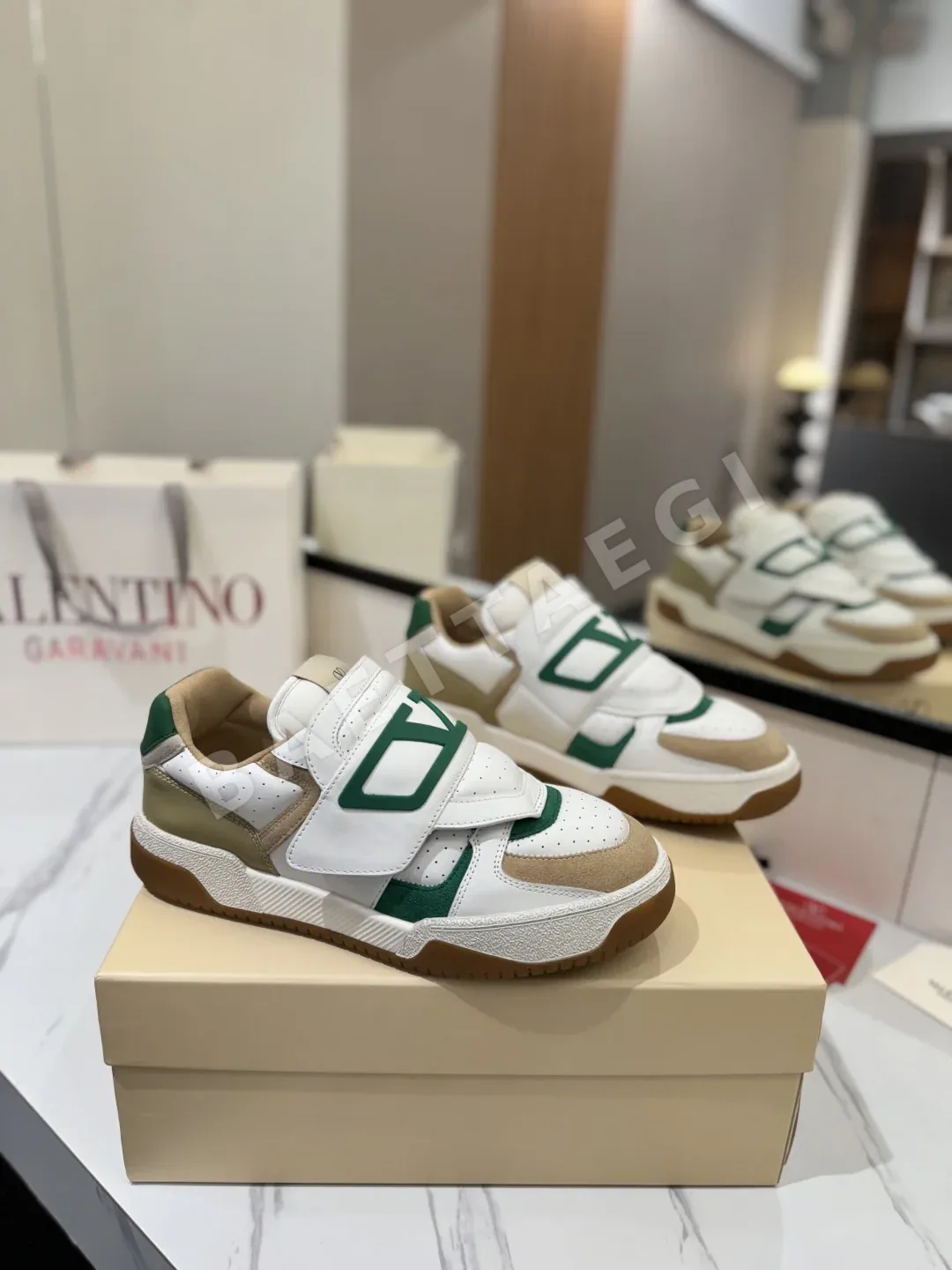 발렌티노 천공 가죽 캐주얼 운동화 24731