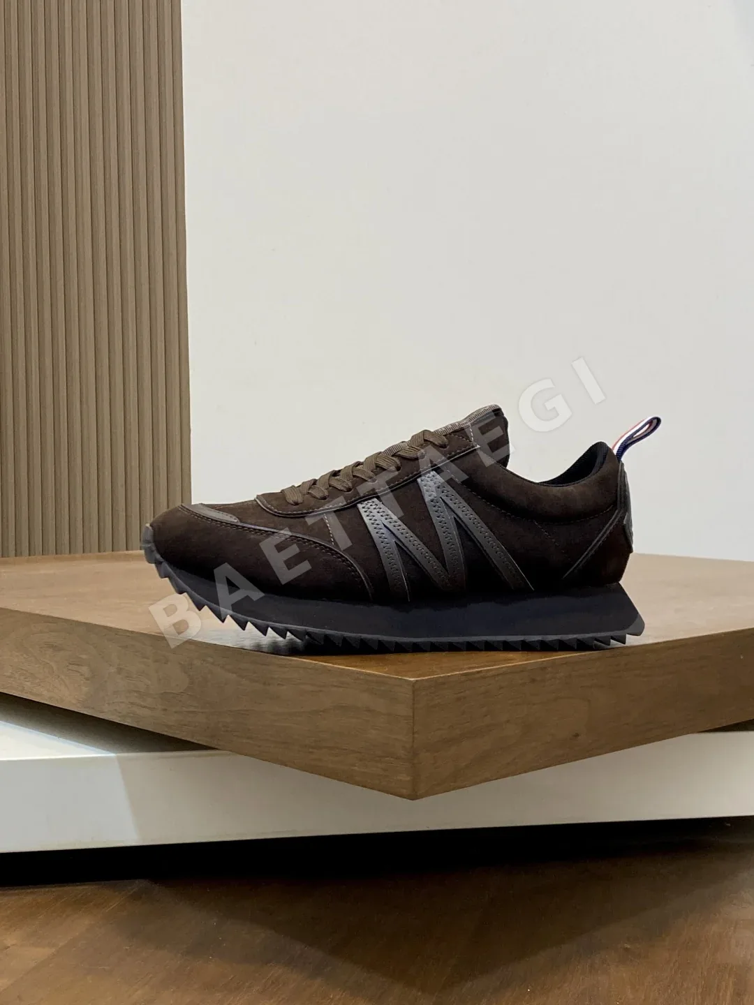 몽클레르 스니커즈 남성 스웨이드 로고 상세 이미지 2