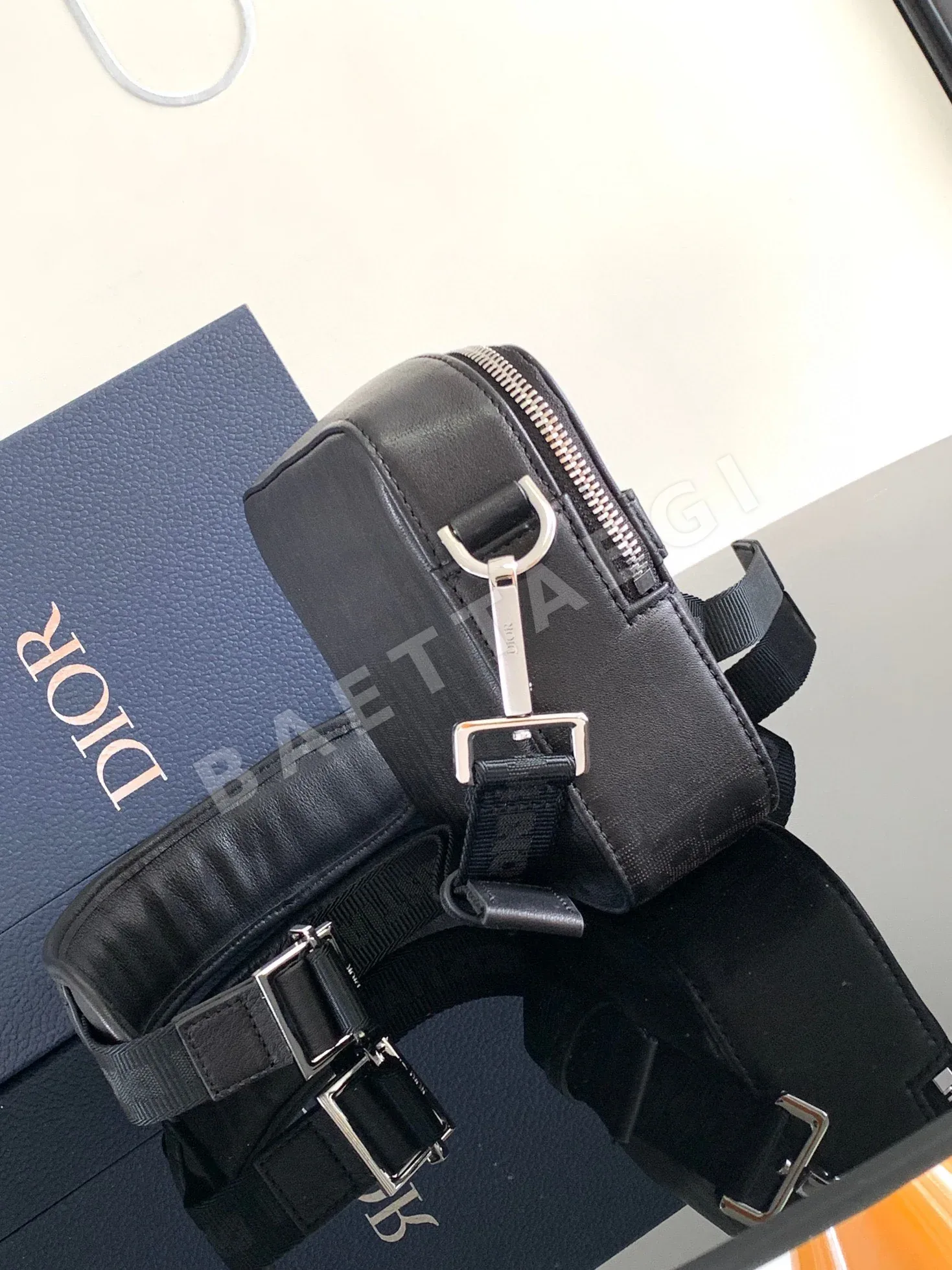 디올 사파리 블랙 카메라백 상세 이미지 2