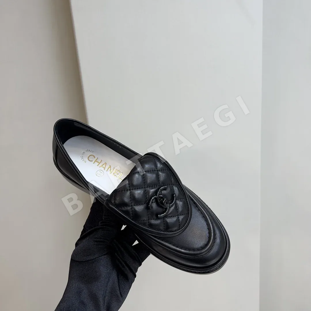 샤넬 24C 퀼팅 장식 로퍼 상세 이미지 9