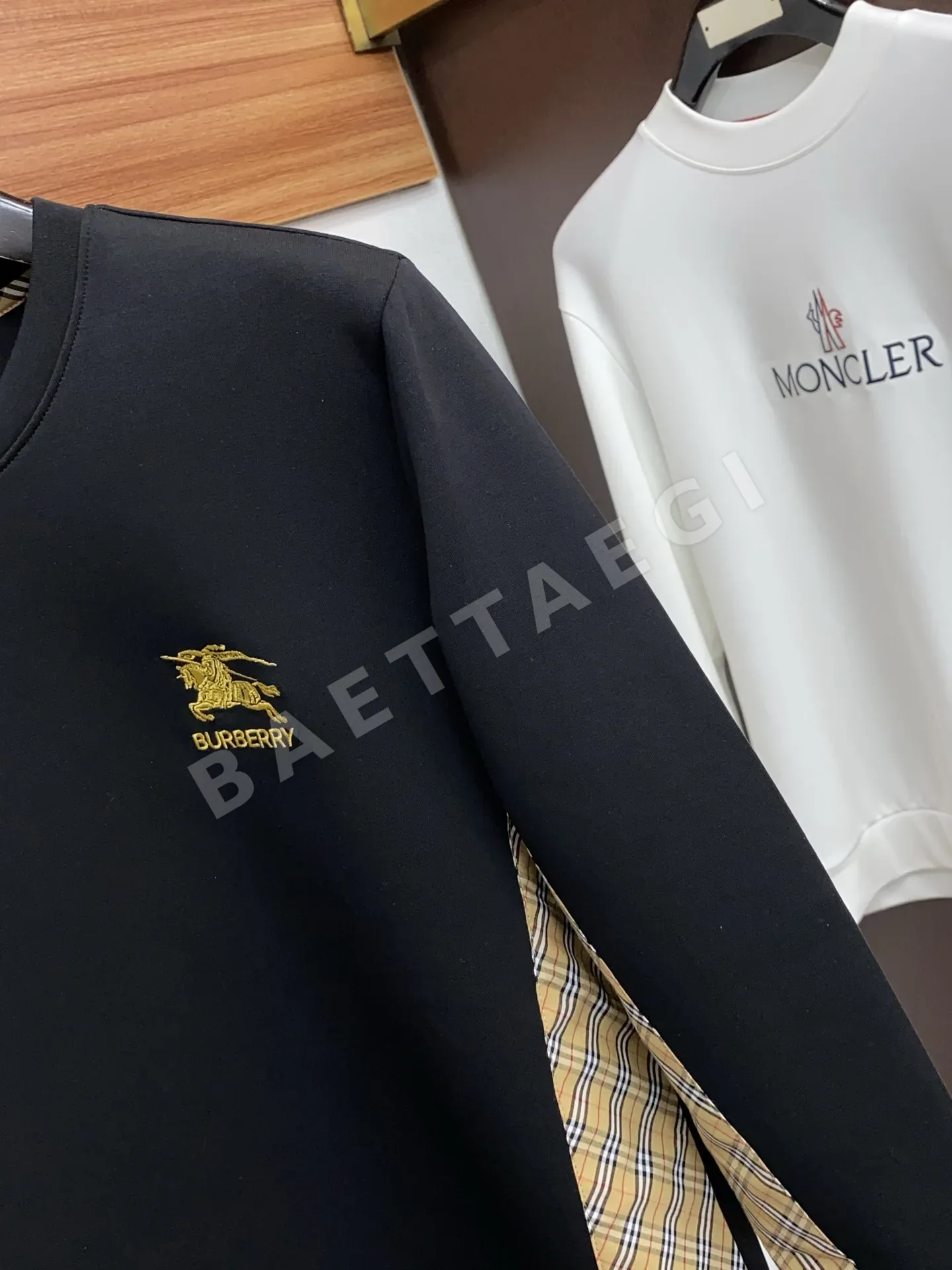 버버리 남성용 미니멀리스트 크루넥 코튼 긴팔 스웨트셔츠 P250 상세 이미지 4