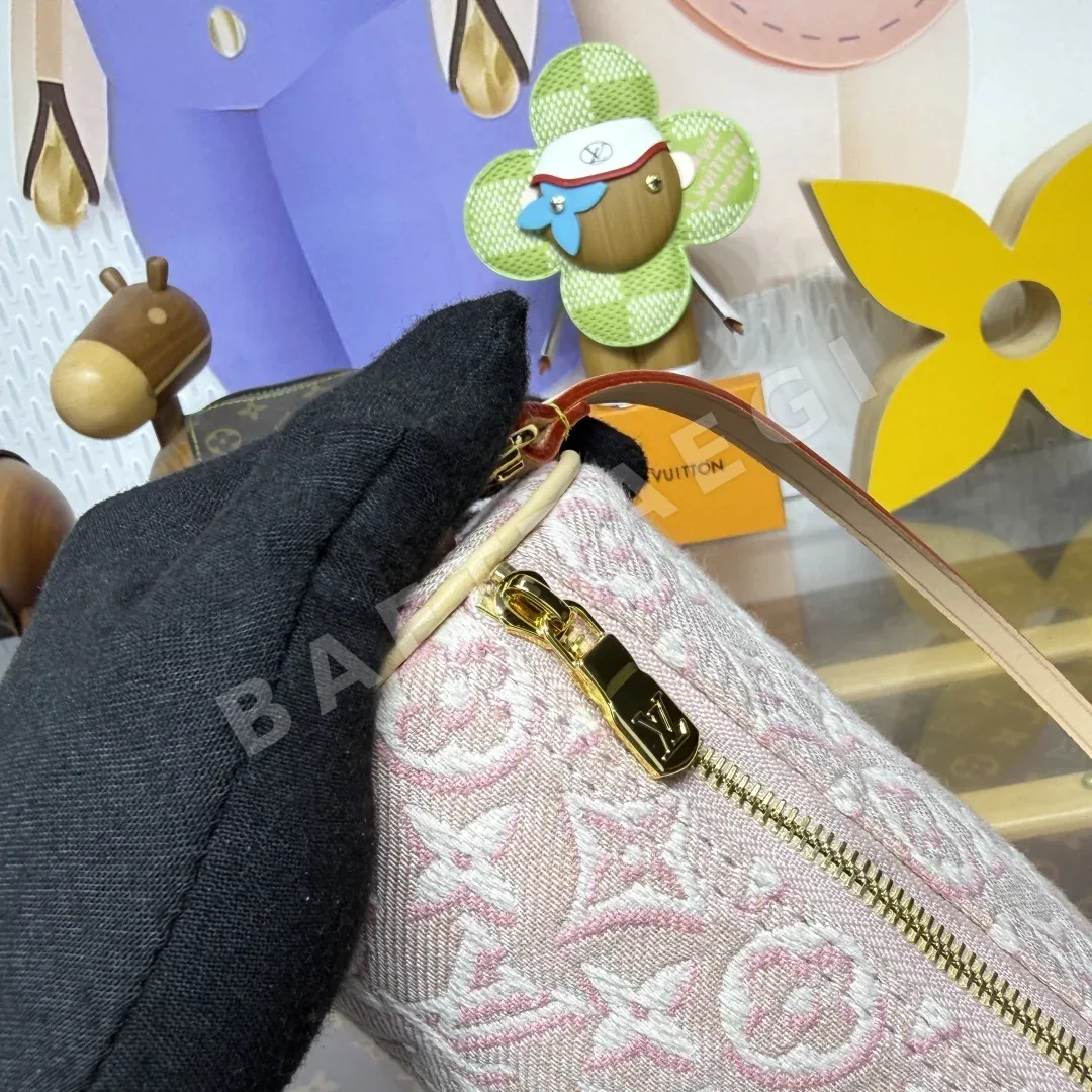 루이비통 모노그램 앙블렘 자카드 포쉣 파피용 가방 M29881 상세 이미지 6