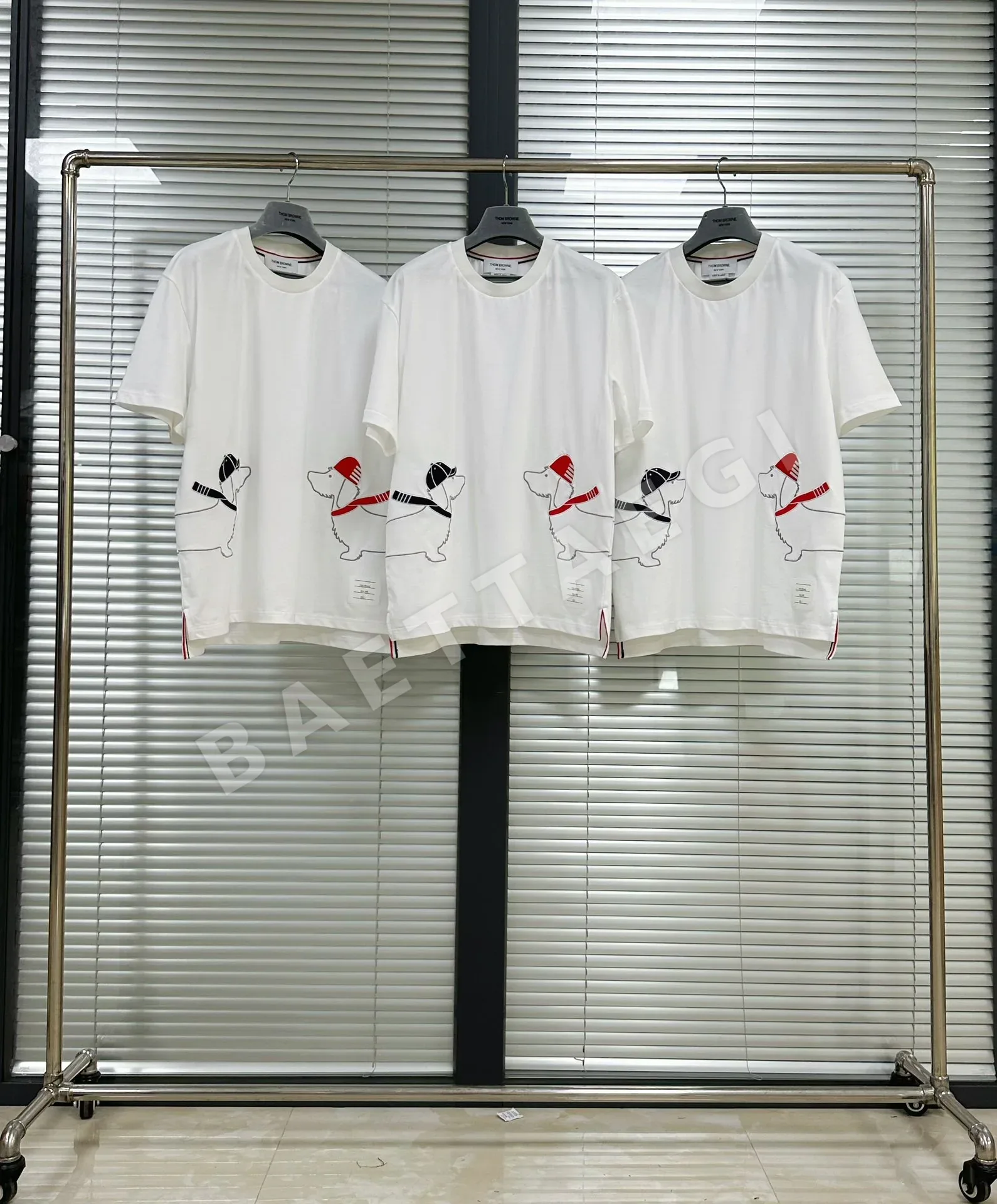 톰브라운 TB 자수 스키견 유니섹스 반팔 티셔츠 50609
