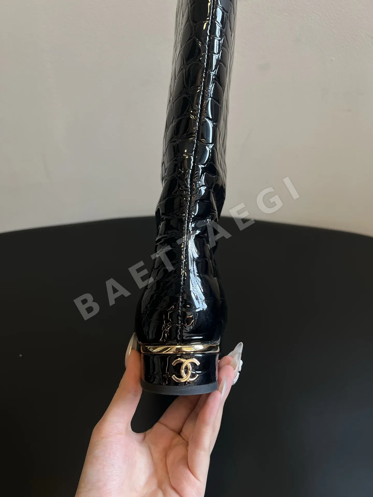 샤넬 부츠 가죽 메탈 로고 힐 상세 이미지 9