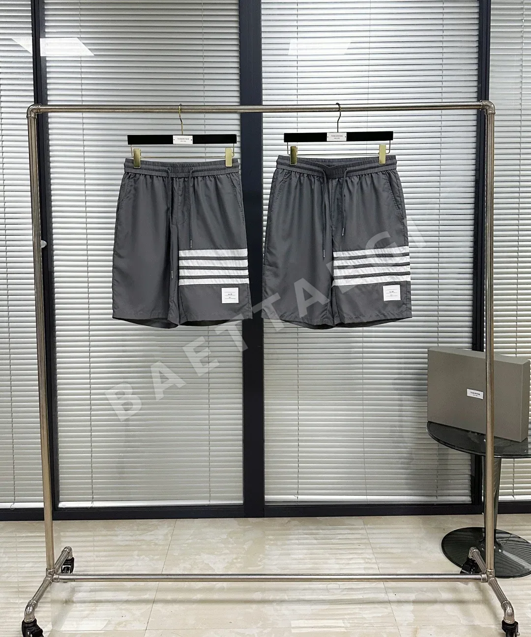 톰브라운 4바 스트라이프 나일론 반바지 142957