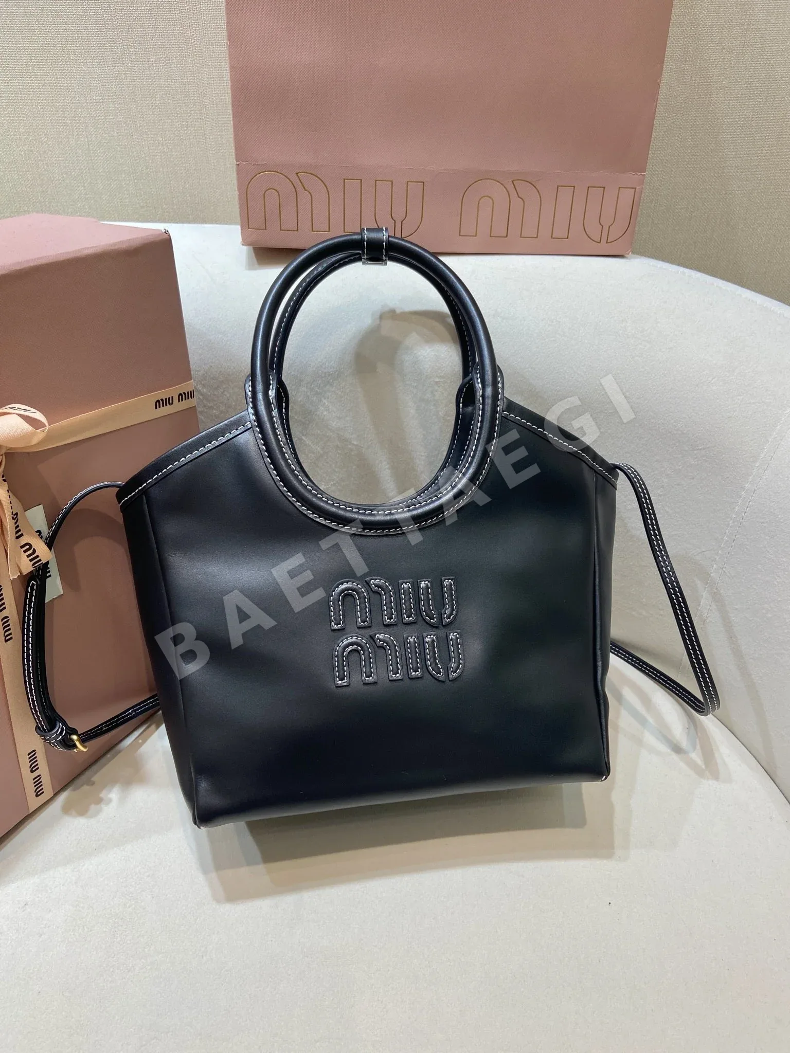 미우미우 IVY 모노그램 가죽 토트백 5BA288
