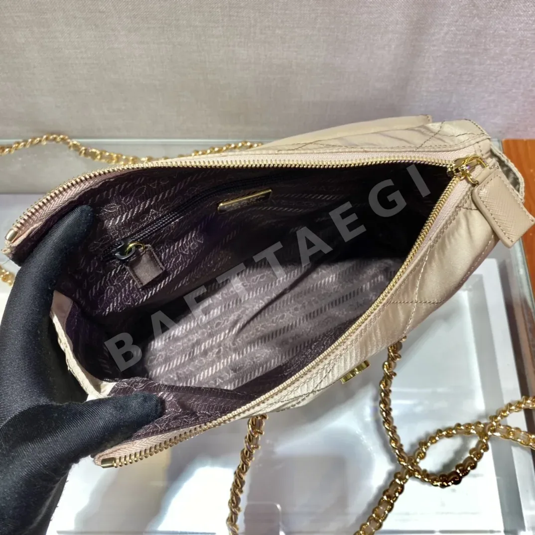 프라다 나일론 퀼팅 미디엄 숄더백 1BD620 상세 이미지 8