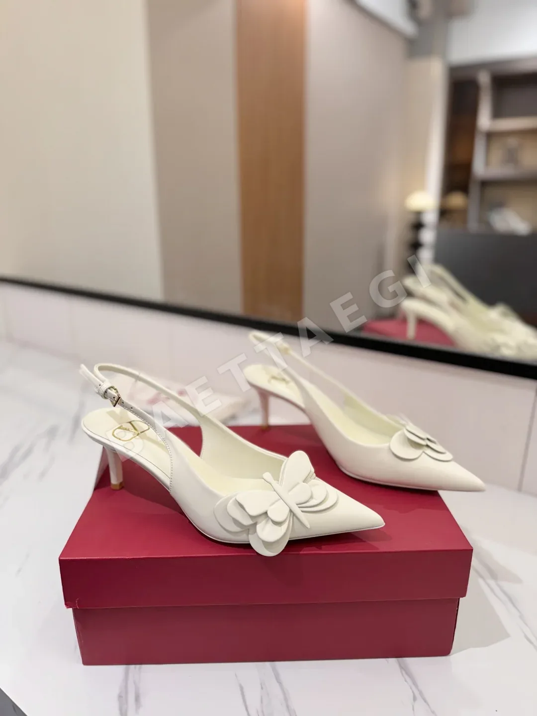 발렌티노 나비 장식 뾰족 앞코 하이힐 24700