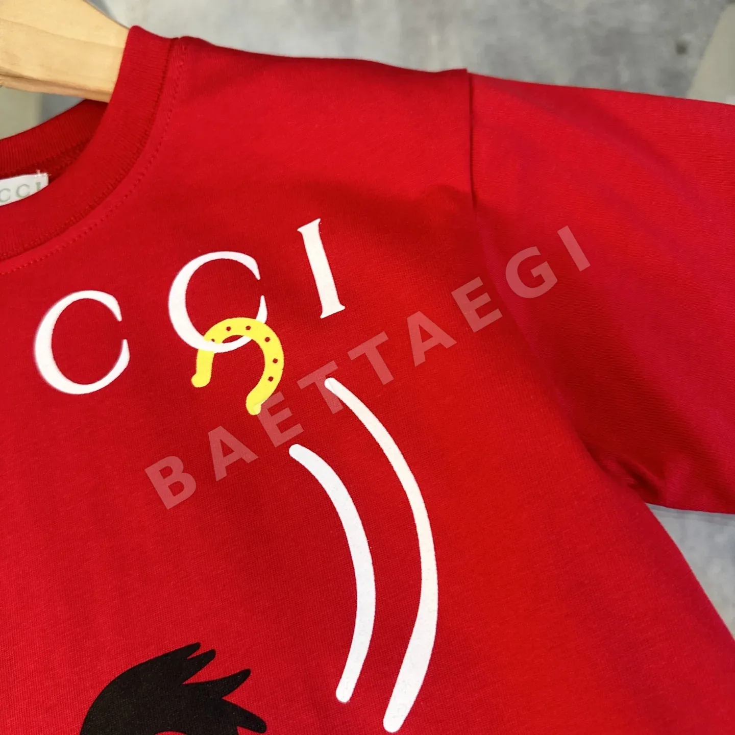 구찌 GUCCI* *Qi 2026 早春子供服 新作 半袖 新年プリント 発泡Tシャツ、オリジナル品質、230g ヘビーウェ 상세 이미지 3