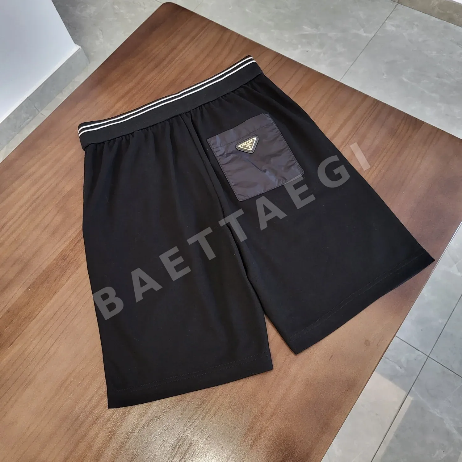 프라다 리사이클 나일론 버뮤다 남성 반바지 상세 이미지 2