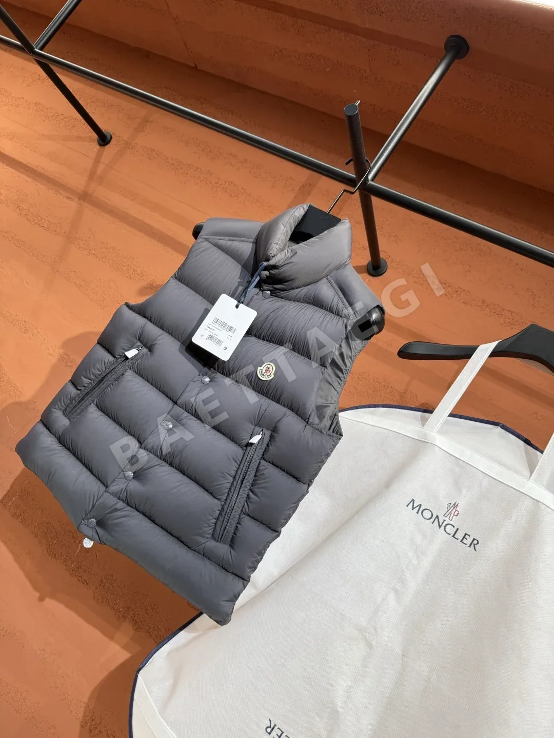 몽클레르 남성 화이트 덕다운 조끼 상세 이미지 3