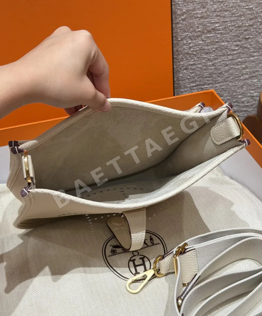 에르메스 에블린 가방 크림화이트 골드 하드웨어 상세 이미지 8