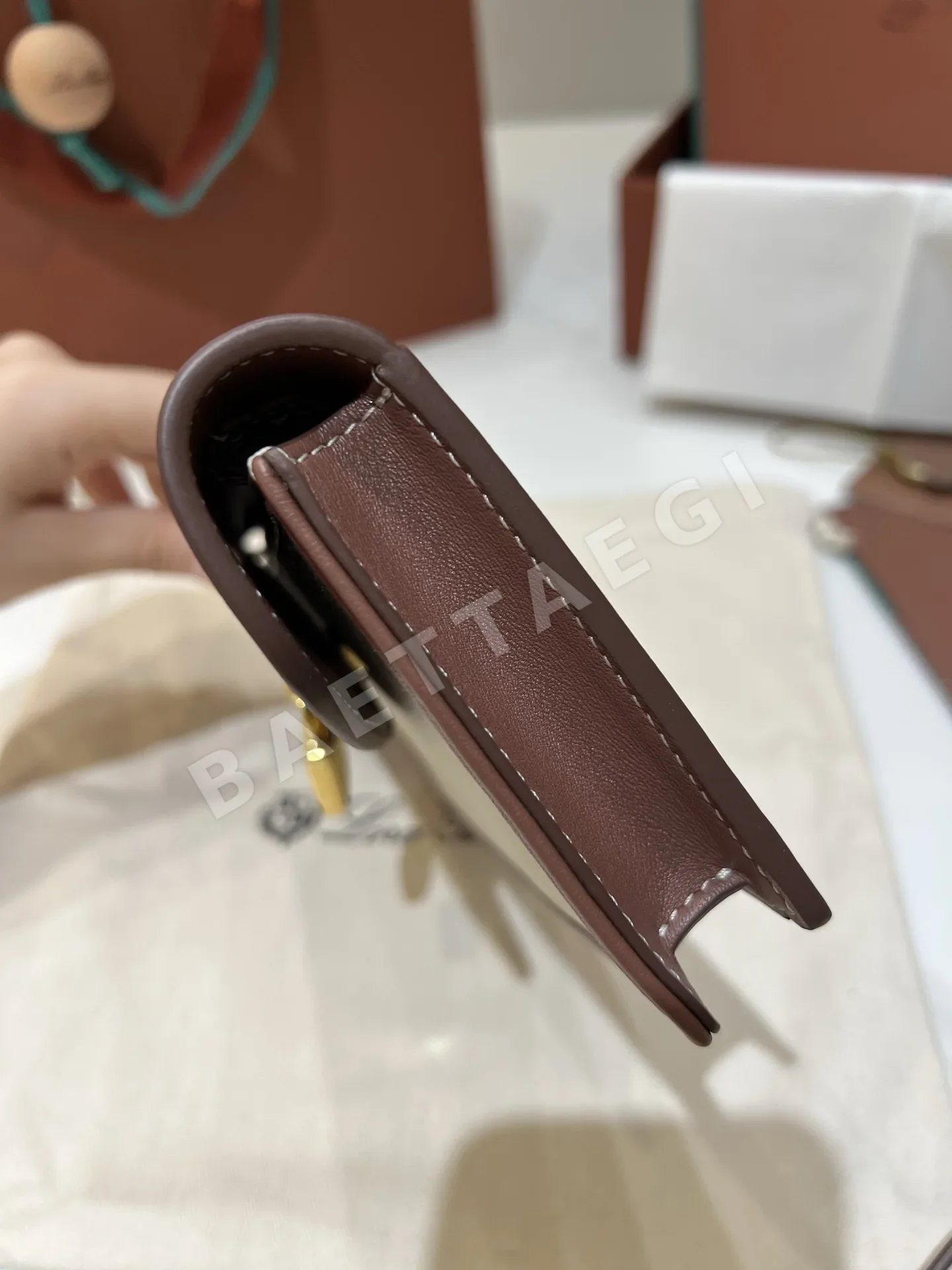 로로피아나 카프스킨 플랩 클러치 숄더백 상세 이미지 3