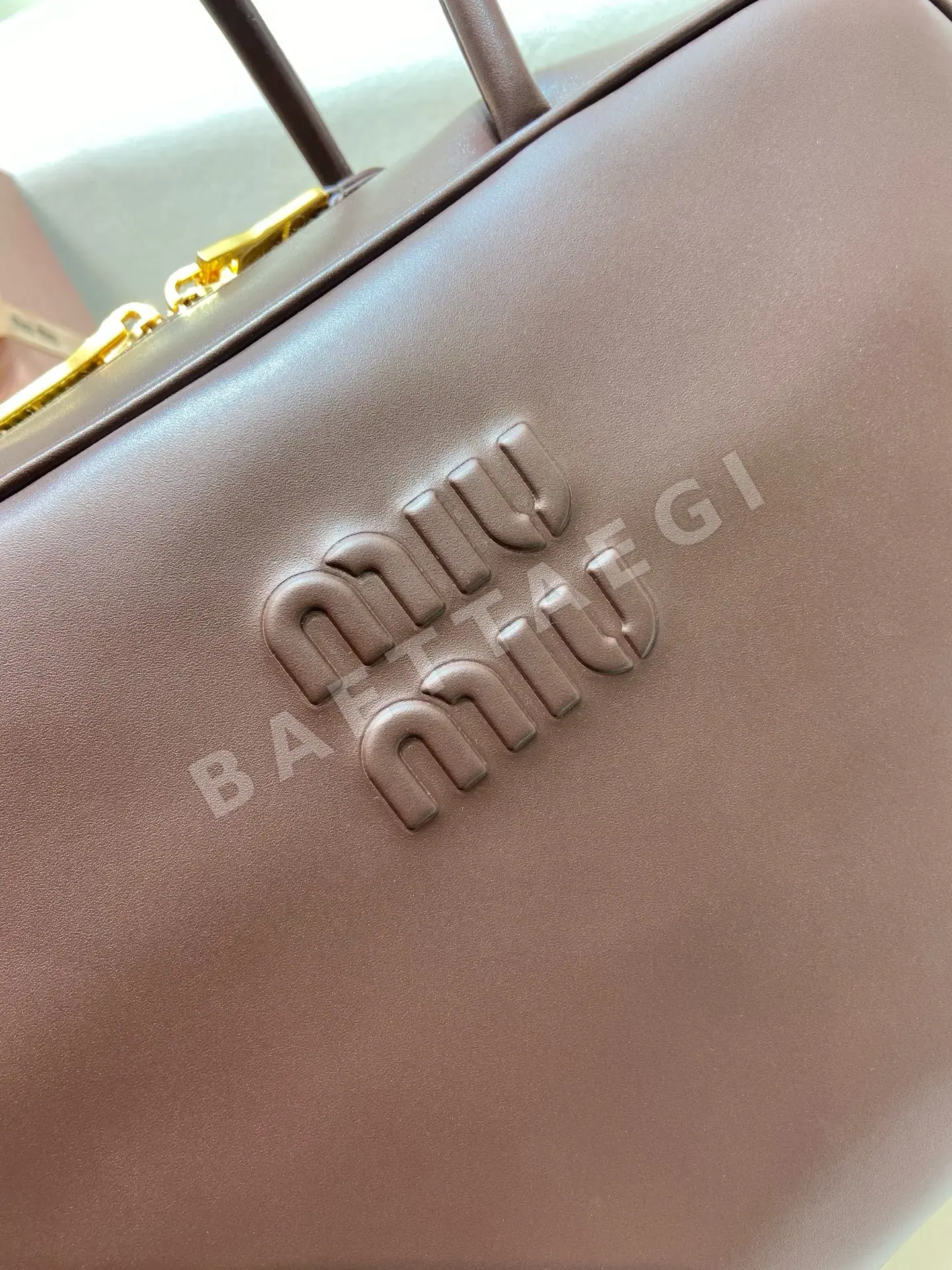 미우미우 엠보싱 로고 볼링백 5BB117 상세 이미지 5