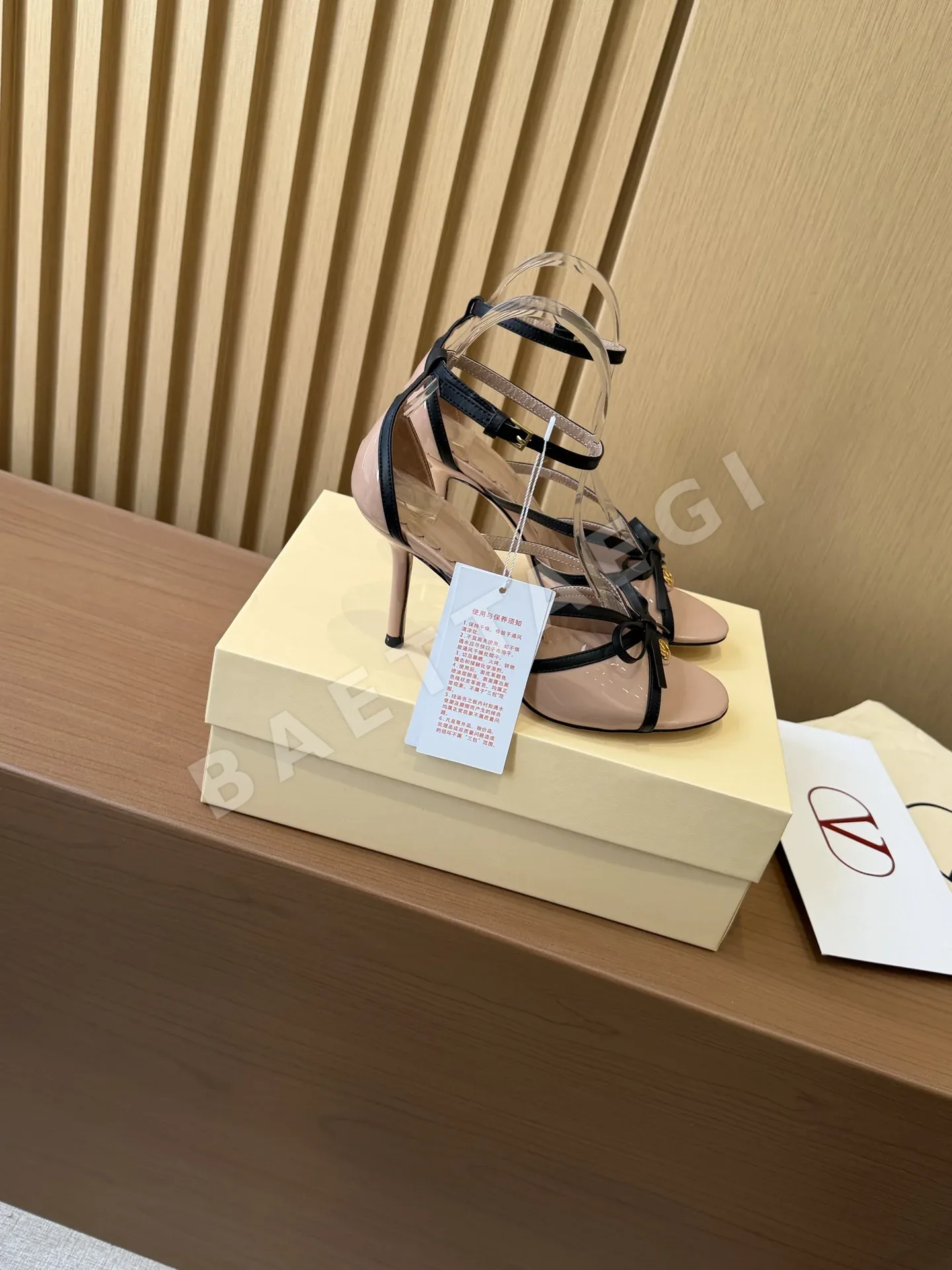 발렌티노 V 버클 보우 하이힐 샌들 상세 이미지 2