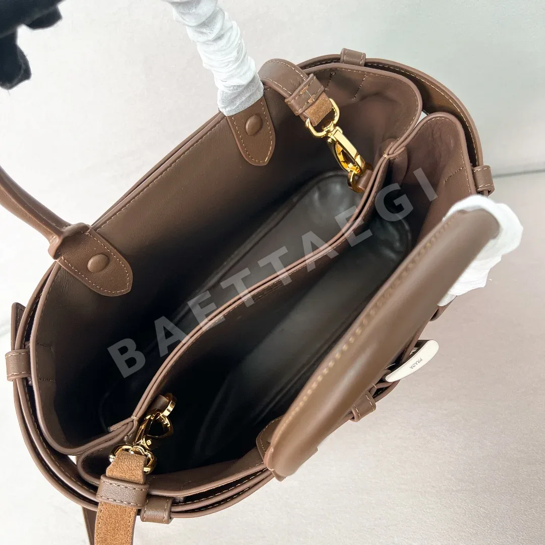 프라다 뉴버클 미디엄 스웨이드 가죽 숄더백 1BA417 상세 이미지 8