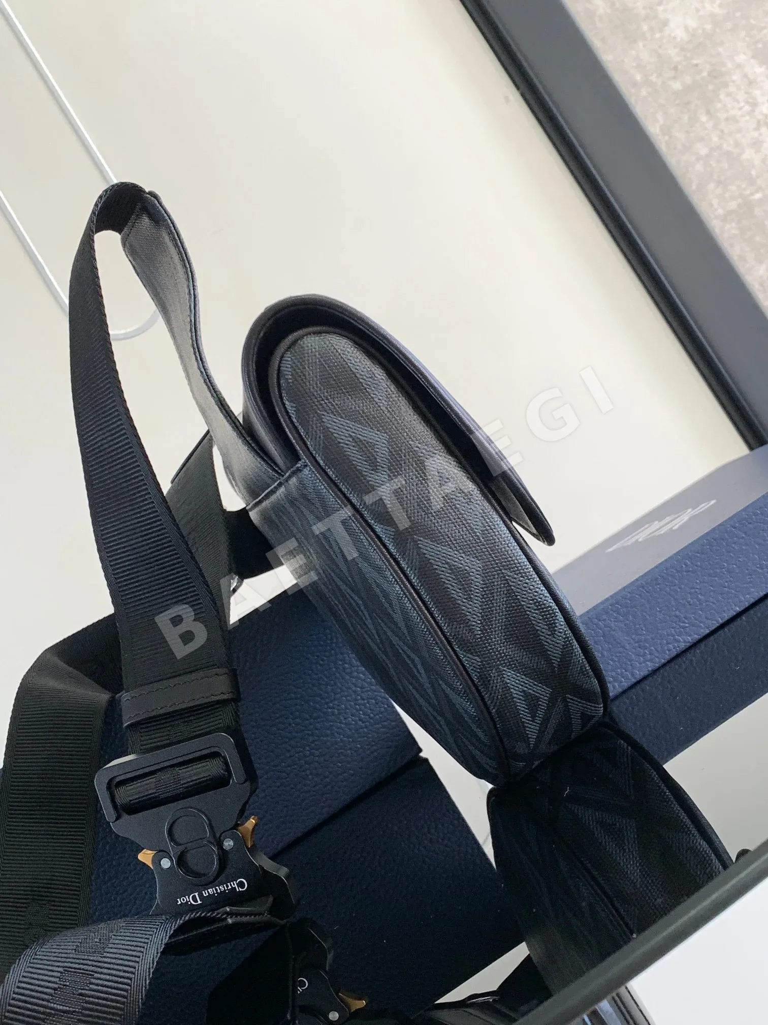 디올 CD 다이아몬드 패턴 네이비 블루 캔버스 숄더백 상세 이미지 2