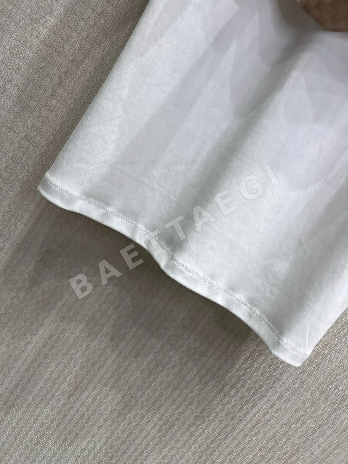 루이비통 실크 새틴 프린트 여성 반팔 티셔츠 상세 이미지 6