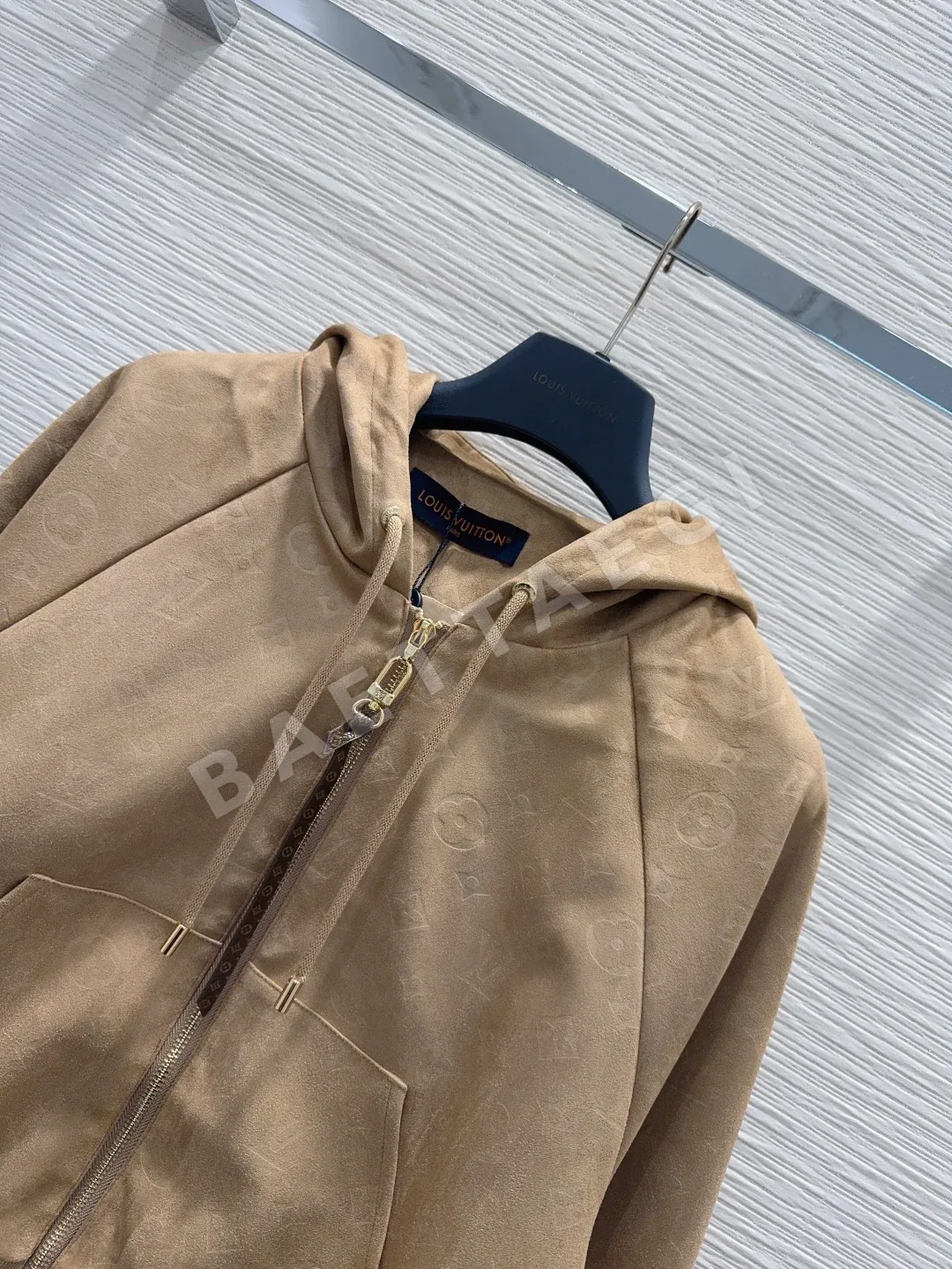 루이비통 엠보싱 후드 숏 자켓 상세 이미지 5